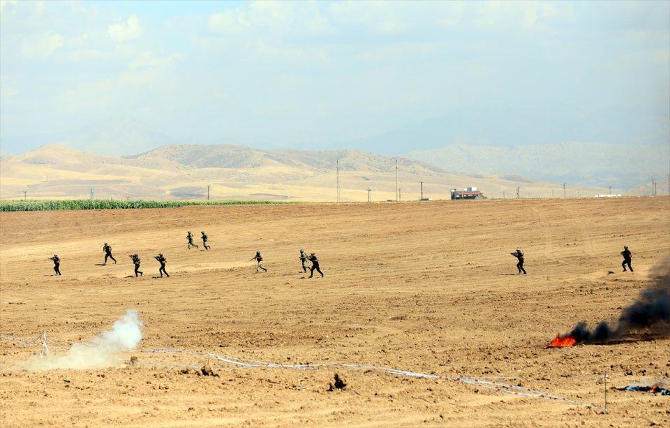 <p>Alana zırhlı araçlarla sevk edilen Türk ve Iraklı askerler, önceden alanda pusu kuran düşman mevzilerinin etrafını üç taraftan sardı. Daha sonra zırhlı araçlar eşliğinde düşman mevzilerine yaklaşan askerler, mevzileri ele geçirdi.</p>
