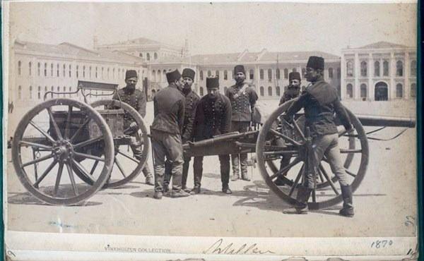 <p>Sözlük yazarı "tasdevrisevenlerdernegi", görülmemiş Osmanlı fotoğraflarını derledi. <br />
</p>
<p>1870 yılı top arabasını hazırlarken</p>
<p> </p>