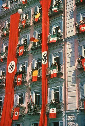 <p>Hitler'in İtalya ziyareti için balkonlar İtalyan ve Nazi bayrakları ile süslenmiş, 1938.</p>

<p> </p>
