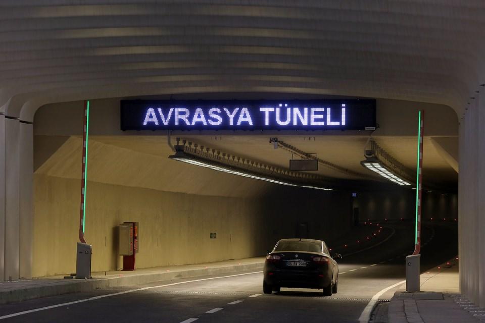 <p>2013’te hizmete giren Marmaray’ın ardından iki kıtayı deniz tabanının altından karayoluyla birleştirecek Avrasya Tüneli bugün Cumhurbaşkanı Recep Tayyip Erdoğan’ın katılacağı törenle açılacak. </p>
