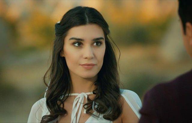 <p>Güzel oyuncu saç bakımı için de ayda 2-3 kez keratin bakımı yaptırıyor ve düzenli olarak argan yağı kullanıyor.</p>