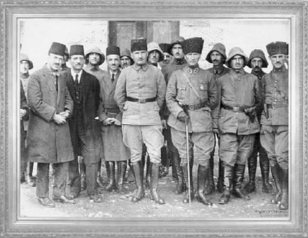 Gazi Mustafa Kemal Paşa Karaçay'da, İstanbullu gazetecilerle (1922)