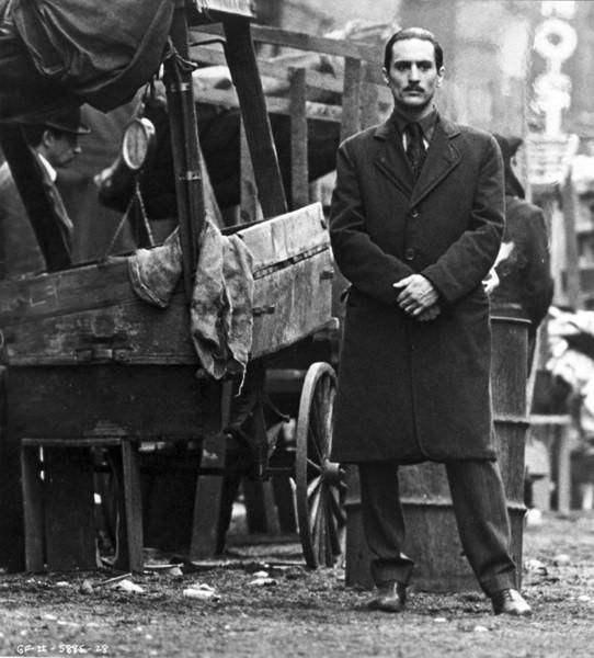 <p>Kitaptaki favori karakterleriniz kim? - Sonny’nin en yakın arkadaşı Cork (İrlandalı Bobby Corcoran). Onun dışında Luca Brasi’yi anlatmak beni çok zorladı. Luca çok karmaşık bir karakterdi; hem tehlikeli, hem de bir noktada çekici bir derinliği olan...</p>