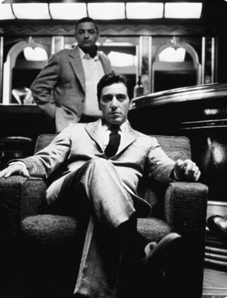 <p>KİTABI FİLM ÇEKİLSİN DİYE YAZDIM Corleone Ailesi’ raflarda yerini alır almaz, şanına yaraşır biçimde film hakları konusunda mahkemelik oldu. Yapım şirketi Paramount ve Puzo Ailesi arasında çekişme sürüyor…. ‘Baba 4: Corleone Ailesi’ni ne zaman beyaz perdede izleyeceğiz? - Ben de bunu bekliyorum zaten. Bu kitabı ‘Baba’ geleneğini sürdürmek için yarattım. Yani çok okunacak, sevilecek bir kitap yazdım; ondan daha da popüler olacak bir film olsun diye. Paramount ve Puzo Ailesi’nin aralarındaki sorunları halletmesini bekliyorum ki, ‘Corleone Ailesi’de hak ettiği gibi unutulmaz ‘Baba’ filmlerinden biri olsun. Yakında sorunun çözüleceğini tahmin ediyorum.</p>