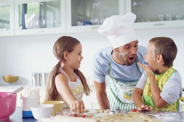 <p>Hele ki babayla birlikte yemek yapmanın keyfi dünyada çok az şeyde vardır.</p>
