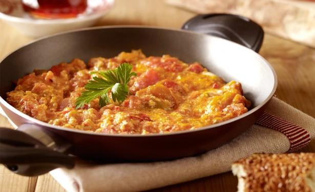 <p>Soğanlı menemen</p>

<p>Babanın bekarlık günlerinden kalma alışkanlığıdır menemen. O yüzden anneden bile daha lezzetli yaptığı görülmüştür. Evde yemek yokken "Aman bir menemen yapar yeriz ne olacak?" der, girer mutfağa; gece açlık krizlerinde üşenmez kırar yumurtayı menemene, ev ahalisini sevindirir. Size de ekmek bana bana baba menemeni yemek düşer.</p>
