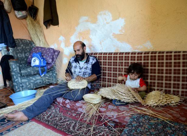 <p>Ankara'da yaşayan ve mesleği olan sepetçiliği devam ettiren Hüseyin Demir, oğlu Berke'yede bu mesleği öğreterek gelecek nesillere ulaşmasını sağlıyor.</p>