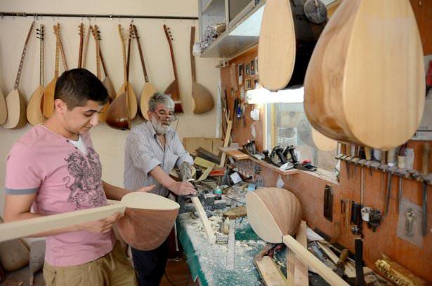 <p>Ankara'da yaşayan 30 yıldır saz ustalığı yapan Ali Alpay (51), oğlu Abbas Alpay (24) ile 6 yıldır omuz omuza alın teri döküyor.</p>
