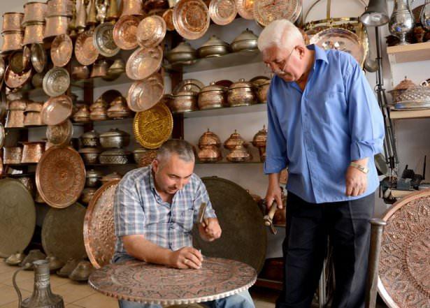 <p>Ankara'da yaşayan ve 40 yıldır bakır işlemeciliği yapan İhsan Geredeli, oğlu Mehmet Geredeli ile 20 yıldır omuz omuza alın teri döküyor.</p>
