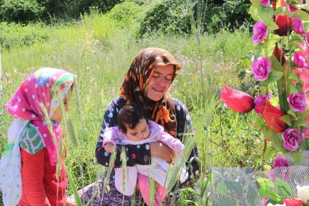 <p>Fatma (34), çocukları Nazife (14), Hüseyin (13) ile Ömer Asaf Özcan (6), maden kazasında kaybettikleri Mehmet Özcan'ın (35) yokluğuna alışmaya çalışıyor. Ömer Asaf ve kardeşleri, Babalar Günü'nü buruk geçirmenin hüznünü yaşarken, dede Kadir Kızılca, kızına ve torunlarına destek olmaya çalışıyor.</p>