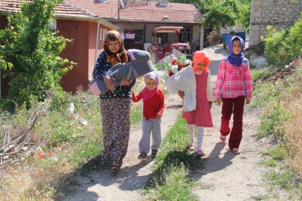 <p>Kızılca, "Mezarda cennetten açılan kapıdan babasına yemek gideceğini, en güzel yemeğin de bal olduğunu söyledik. Her dua edildiğinde babasına bal yedirileceğini bildirdik. Sonra sürekli bize 'Babam bal yiyordur değil mi, acıktı mı ki?' gibi sorular sormaya başladı" diye konuştu.</p>
