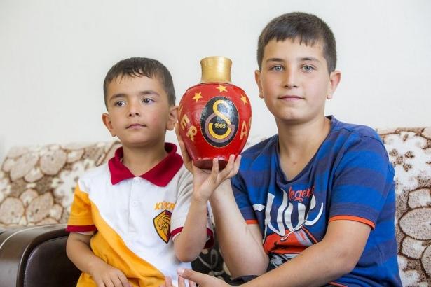 <p>Karaman'ın Ermenek ilçesindeki maden faciasında yaşamını yitiren 18 işçiden Mehmet Özcan'ın, "Babama 'Galatasaray maçı var' dersek madenden çıkar" cümlesiyle bilinen Ömer Asaf, "şehitler ölmez" denilince babasının mezarda ne yiyeceğini düşünüyor.</p>