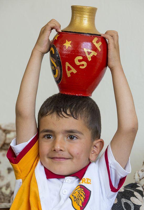<p>Karaman'ın Ermenek ilçesindeki maden kazasında hayatını kaybeden işçilerden Ali Haznedar'ın çocukları Semanur, Hanife, Sudenaz ve Sare, anneleri ile mezarını ziyaret ettikleri babalarının "Babalar Günü"nü kutladı. Kazada yaşamını yitiren Mehmet Özcan'ın, "Babama 'Galatasaray maçı var' dersek madenden çıkar" cümlesiyle tüm Türkiye'yi ağlatan Ömer Asaf da babalar gününü kutladı.</p>