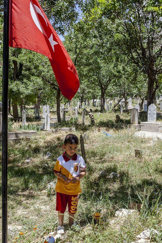 <p><strong>Ömer Asaf ve ailesinin de babasız Babalar günü</strong><br />
<br />
Kazada yaşamını yitiren Mehmet Özcan'ın, "Babama 'Galatasaray maçı var' dersek madenden çıkar" cümlesiyle bilinen Ömer Asaf da "Şehitler ölmez" denilince babasının mezarda ne yiyeceğini düşünüyor.</p>