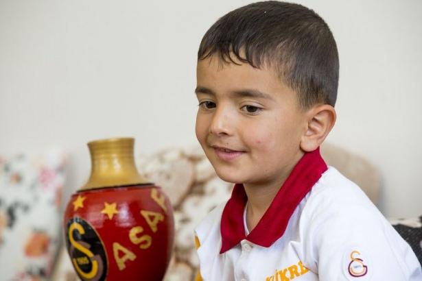 <p>Onu özlüyorum. Babam ve bizim için her gün Babalar Günü'ydü. Şimdi tek isteğim, bizi hiç yalnız bırakmayan Galatasaray camiasına, teyzemin yardımıyla su testisinden hazırladığım şampiyonluk kupasını verebilmek."</p>

