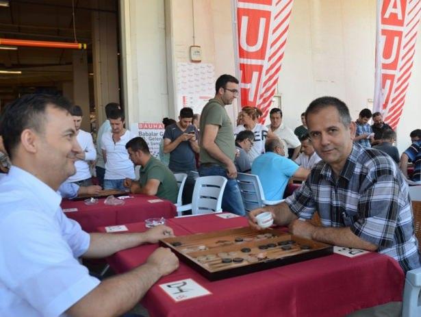 <p>TÜRKİYE BAUHAUS İLE BOSCH İŞBİRLİĞİNDE BABALAR GÜNÜ SEBEBİYLE DÜZENLENEN TAVLA TURNUVASINDA BABALAR MÜCADELE ETTİ.</p>
