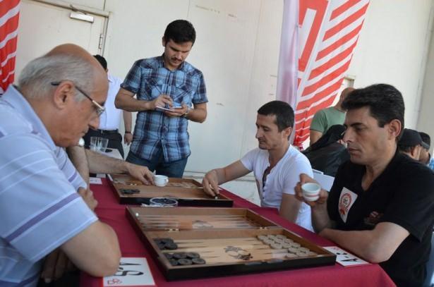 <p>TÜRKİYE BAUHAUS İLE BOSCH İŞBİRLİĞİNDE BABALAR GÜNÜ SEBEBİYLE DÜZENLENEN TAVLA TURNUVASINDA BABALAR MÜCADELE ETTİ.</p>