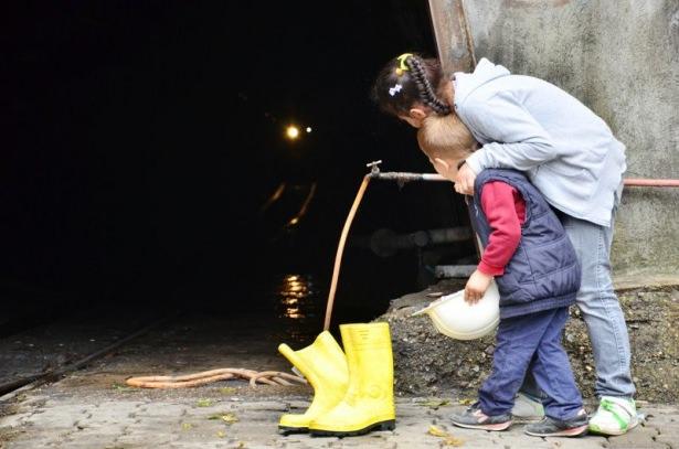 <p>ZONGULDAK'TA 3 YAŞINDAKİ EREN İLE 11 YAŞINDAKİ KARDELEN, HEDİYE OLARAK ALDIKLARI ÇİZME VE BARETİ YERİN METRELERCE ALTINDAN GELEN BABALARINA MADEN OCAĞININ GİRİŞİNDE VERDİLER. ÇOCUKLARINI KARŞISINDA GÖRÜNCE ŞAŞKINLIĞINI GİZLEYEMEYEN MADENCİ BABA HALİL HOROZ, “HER AN TETİKTE ÇALIŞIYORUZ. BİR ŞEY OLDU SANDIM. ÇOCUKLARIM BANA SÜRPRİZ YAPMIŞLAR” DEDİ. </p>