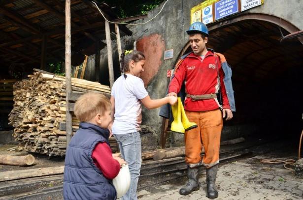 <p>ZONGULDAK'TA 3 YAŞINDAKİ EREN İLE 11 YAŞINDAKİ KARDELEN, HEDİYE OLARAK ALDIKLARI ÇİZME VE BARETİ YERİN METRELERCE ALTINDAN GELEN BABALARINA MADEN OCAĞININ GİRİŞİNDE VERDİLER. ÇOCUKLARINI KARŞISINDA GÖRÜNCE ŞAŞKINLIĞINI GİZLEYEMEYEN MADENCİ BABA HALİL HOROZ, “HER AN TETİKTE ÇALIŞIYORUZ. BİR ŞEY OLDU SANDIM. ÇOCUKLARIM BANA SÜRPRİZ YAPMIŞLAR” DEDİ. </p>