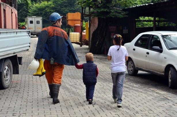 <p>ZONGULDAK'TA 3 YAŞINDAKİ EREN İLE 11 YAŞINDAKİ KARDELEN, HEDİYE OLARAK ALDIKLARI ÇİZME VE BARETİ YERİN METRELERCE ALTINDAN GELEN BABALARINA MADEN OCAĞININ GİRİŞİNDE VERDİLER. ÇOCUKLARINI KARŞISINDA GÖRÜNCE ŞAŞKINLIĞINI GİZLEYEMEYEN MADENCİ BABA HALİL HOROZ, “HER AN TETİKTE ÇALIŞIYORUZ. BİR ŞEY OLDU SANDIM. ÇOCUKLARIM BANA SÜRPRİZ YAPMIŞLAR” DEDİ. </p>