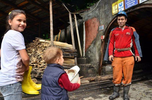 <p>ZONGULDAK'TA 3 YAŞINDAKİ EREN İLE 11 YAŞINDAKİ KARDELEN, HEDİYE OLARAK ALDIKLARI ÇİZME VE BARETİ YERİN METRELERCE ALTINDAN GELEN BABALARINA MADEN OCAĞININ GİRİŞİNDE VERDİLER. ÇOCUKLARINI KARŞISINDA GÖRÜNCE ŞAŞKINLIĞINI GİZLEYEMEYEN MADENCİ BABA HALİL HOROZ, “HER AN TETİKTE ÇALIŞIYORUZ. BİR ŞEY OLDU SANDIM. ÇOCUKLARIM BANA SÜRPRİZ YAPMIŞLAR” DEDİ. </p>