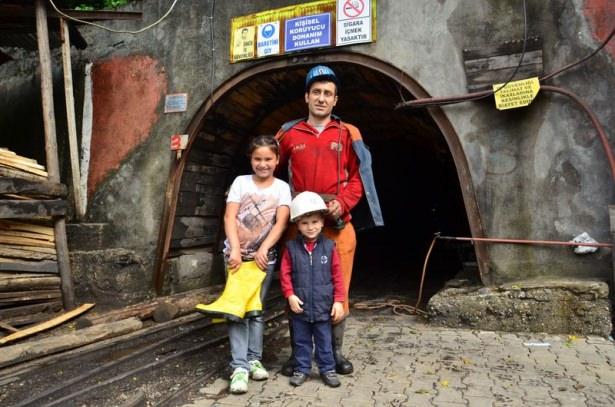 <p>ZONGULDAK'TA 3 YAŞINDAKİ EREN İLE 11 YAŞINDAKİ KARDELEN, HEDİYE OLARAK ALDIKLARI ÇİZME VE BARETİ YERİN METRELERCE ALTINDAN GELEN BABALARINA MADEN OCAĞININ GİRİŞİNDE VERDİLER. ÇOCUKLARINI KARŞISINDA GÖRÜNCE ŞAŞKINLIĞINI GİZLEYEMEYEN MADENCİ BABA HALİL HOROZ, “HER AN TETİKTE ÇALIŞIYORUZ. BİR ŞEY OLDU SANDIM. ÇOCUKLARIM BANA SÜRPRİZ YAPMIŞLAR” DEDİ. </p>