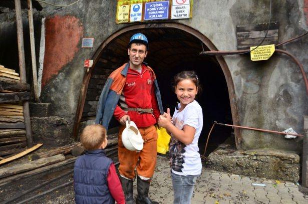 <p>ZONGULDAK'TA 3 YAŞINDAKİ EREN İLE 11 YAŞINDAKİ KARDELEN, HEDİYE OLARAK ALDIKLARI ÇİZME VE BARETİ YERİN METRELERCE ALTINDAN GELEN BABALARINA MADEN OCAĞININ GİRİŞİNDE VERDİLER. ÇOCUKLARINI KARŞISINDA GÖRÜNCE ŞAŞKINLIĞINI GİZLEYEMEYEN MADENCİ BABA HALİL HOROZ, “HER AN TETİKTE ÇALIŞIYORUZ. BİR ŞEY OLDU SANDIM. ÇOCUKLARIM BANA SÜRPRİZ YAPMIŞLAR” DEDİ. </p>