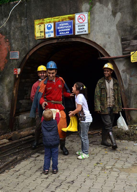 <p>ZONGULDAK'TA 3 YAŞINDAKİ EREN İLE 11 YAŞINDAKİ KARDELEN, HEDİYE OLARAK ALDIKLARI ÇİZME VE BARETİ YERİN METRELERCE ALTINDAN GELEN BABALARINA MADEN OCAĞININ GİRİŞİNDE VERDİLER. ÇOCUKLARINI KARŞISINDA GÖRÜNCE ŞAŞKINLIĞINI GİZLEYEMEYEN MADENCİ BABA HALİL HOROZ, “HER AN TETİKTE ÇALIŞIYORUZ. BİR ŞEY OLDU SANDIM. ÇOCUKLARIM BANA SÜRPRİZ YAPMIŞLAR” DEDİ. </p>
