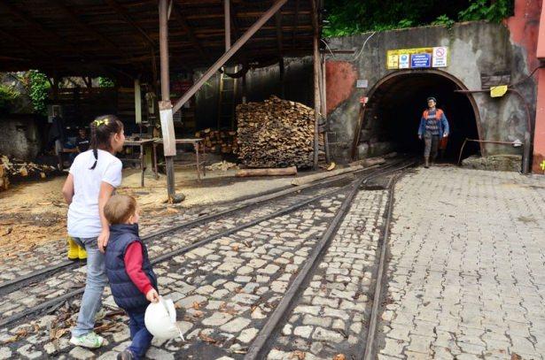 <p>ZONGULDAK'TA 3 YAŞINDAKİ EREN İLE 11 YAŞINDAKİ KARDELEN, HEDİYE OLARAK ALDIKLARI ÇİZME VE BARETİ YERİN METRELERCE ALTINDAN GELEN BABALARINA MADEN OCAĞININ GİRİŞİNDE VERDİLER. ÇOCUKLARINI KARŞISINDA GÖRÜNCE ŞAŞKINLIĞINI GİZLEYEMEYEN MADENCİ BABA HALİL HOROZ, “HER AN TETİKTE ÇALIŞIYORUZ. BİR ŞEY OLDU SANDIM. ÇOCUKLARIM BANA SÜRPRİZ YAPMIŞLAR” DEDİ. </p>
