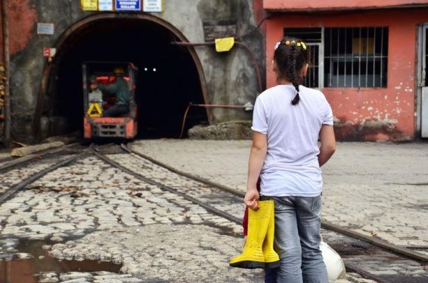 <p>ZONGULDAK'TA 3 YAŞINDAKİ EREN İLE 11 YAŞINDAKİ KARDELEN, HEDİYE OLARAK ALDIKLARI ÇİZME VE BARETİ YERİN METRELERCE ALTINDAN GELEN BABALARINA MADEN OCAĞININ GİRİŞİNDE VERDİLER. ÇOCUKLARINI KARŞISINDA GÖRÜNCE ŞAŞKINLIĞINI GİZLEYEMEYEN MADENCİ BABA HALİL HOROZ, “HER AN TETİKTE ÇALIŞIYORUZ. BİR ŞEY OLDU SANDIM. ÇOCUKLARIM BANA SÜRPRİZ YAPMIŞLAR” DEDİ. </p>
