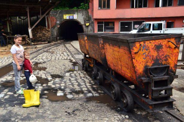 <p>ZONGULDAK'TA 3 YAŞINDAKİ EREN İLE 11 YAŞINDAKİ KARDELEN, HEDİYE OLARAK ALDIKLARI ÇİZME VE BARETİ YERİN METRELERCE ALTINDAN GELEN BABALARINA MADEN OCAĞININ GİRİŞİNDE VERDİLER. ÇOCUKLARINI KARŞISINDA GÖRÜNCE ŞAŞKINLIĞINI GİZLEYEMEYEN MADENCİ BABA HALİL HOROZ, “HER AN TETİKTE ÇALIŞIYORUZ. BİR ŞEY OLDU SANDIM. ÇOCUKLARIM BANA SÜRPRİZ YAPMIŞLAR” DEDİ. </p>