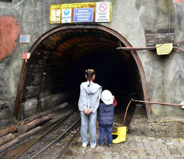 <p>ZONGULDAK'TA 3 YAŞINDAKİ EREN İLE 11 YAŞINDAKİ KARDELEN, HEDİYE OLARAK ALDIKLARI ÇİZME VE BARETİ YERİN METRELERCE ALTINDAN GELEN BABALARINA MADEN OCAĞININ GİRİŞİNDE VERDİLER. ÇOCUKLARINI KARŞISINDA GÖRÜNCE ŞAŞKINLIĞINI GİZLEYEMEYEN MADENCİ BABA HALİL HOROZ, “HER AN TETİKTE ÇALIŞIYORUZ. BİR ŞEY OLDU SANDIM. ÇOCUKLARIM BANA SÜRPRİZ YAPMIŞLAR” DEDİ. </p>