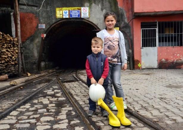 <p>ZONGULDAK'TA 3 YAŞINDAKİ EREN İLE 11 YAŞINDAKİ KARDELEN, HEDİYE OLARAK ALDIKLARI ÇİZME VE BARETİ YERİN METRELERCE ALTINDAN GELEN BABALARINA MADEN OCAĞININ GİRİŞİNDE VERDİLER. ÇOCUKLARINI KARŞISINDA GÖRÜNCE ŞAŞKINLIĞINI GİZLEYEMEYEN MADENCİ BABA HALİL HOROZ, “HER AN TETİKTE ÇALIŞIYORUZ. BİR ŞEY OLDU SANDIM. ÇOCUKLARIM BANA SÜRPRİZ YAPMIŞLAR” DEDİ. </p>