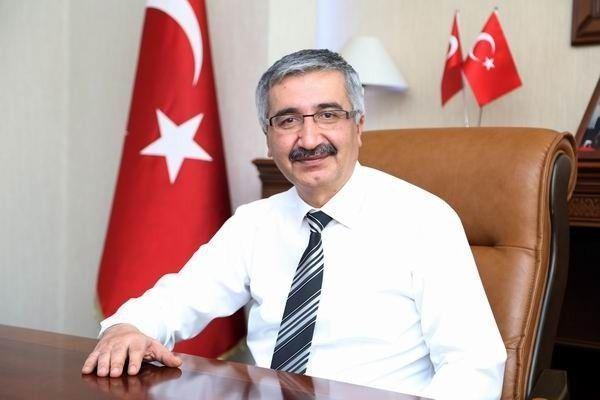 <p>NİĞDE VALİSİ NECMEDDİN KILIÇ, BABALIK DUYGUSUNUN YERİ DOLDURULAMAYAN, DEĞERİ HİÇBİR ŞEYLE ÖLÇÜLEMEYEN, DÜNYADAKİ EN YÜCE DUYGULARDAN BİRİ OLDUĞUNU BELİRTEREK; “ KARŞILIKSIZ SEVGİNİN EN GÜZEL ÖRNEKLERİNİ VEREN BABALARIMIZ SONSUZ BİR SEVGİ VE ÖZVERİ İLE BİZLERE GELECEĞİMİZE UZANAN YOLDA REHBERLİK EDEN ÖĞRETİCİLERİMİZDİR” DEDİ.</p>