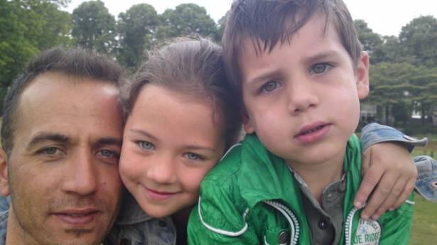 <p>Daha iyi bir hayat icin tanistigi Hollandali Maaike Jorritsma(37) ile dini nikahla evlenen ve iki cocuklari olan Turk baba Ahmet Pamuk(36) uc yildir babalar gununu cocuklari olmadan geciriyor. Hollandali esi Maaike Jorritsma'nin cocuklarina iskencesine cep telefonuyla kaydeden ancak, Hollanda mahkemelerinde cocuklari elinden alinan Turk baba Ahmet Pamuk, Hollanda hukumetinin vize vermemesi yuzunden cocuklarini goremiyor.</p>
