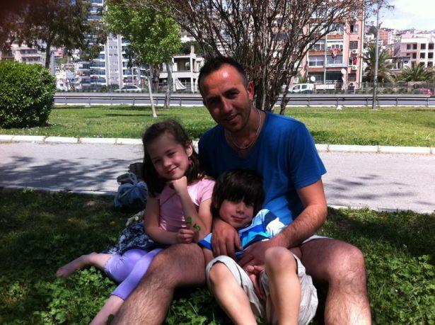 <p>Daha iyi bir hayat icin tanistigi Hollandali Maaike Jorritsma(37) ile dini nikahla evlenen ve iki cocuklari olan Turk baba Ahmet Pamuk(36) uc yildir babalar gununu cocuklari olmadan geciriyor. Hollandali esi Maaike Jorritsma'nin cocuklarina iskencesine cep telefonuyla kaydeden ancak, Hollanda mahkemelerinde cocuklari elinden alinan Turk baba Ahmet Pamuk, Hollanda hukumetinin vize vermemesi yuzunden cocuklarini goremiyor.</p>
