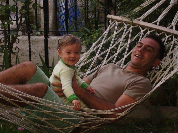 <p>Daha iyi bir hayat icin tanistigi Hollandali Maaike Jorritsma(37) ile dini nikahla evlenen ve iki cocuklari olan Turk baba Ahmet Pamuk(36) uc yildir babalar gununu cocuklari olmadan geciriyor. Hollandali esi Maaike Jorritsma'nin cocuklarina iskencesine cep telefonuyla kaydeden ancak, Hollanda mahkemelerinde cocuklari elinden alinan Turk baba Ahmet Pamuk, Hollanda hukumetinin vize vermemesi yuzunden cocuklarini goremiyor.</p>
