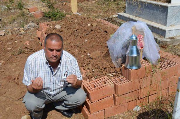 <p>MUĞLA'NIN ORTACA İLÇESİNDE SULAMA KANALINDA ÖLÜ BULUNAN CANSU KAYA’NIN BABASI OSMAN KAYA, BABALAR GÜNÜ’NÜ BURUK KARŞILADI. KIZININ MEZARI BAŞINDA GÖZYAŞI DÖKEN BABA, ZANLILARIN EN AĞIR ŞEKİLDE CEZALANDIRILMASINI İSTEDİ.</p>
