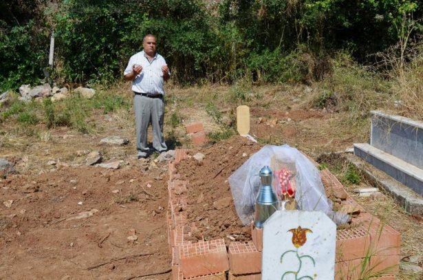 <p>MUĞLA'NIN ORTACA İLÇESİNDE SULAMA KANALINDA ÖLÜ BULUNAN CANSU KAYA’NIN BABASI OSMAN KAYA, BABALAR GÜNÜ’NÜ BURUK KARŞILADI. KIZININ MEZARI BAŞINDA GÖZYAŞI DÖKEN BABA, ZANLILARIN EN AĞIR ŞEKİLDE CEZALANDIRILMASINI İSTEDİ.</p>
