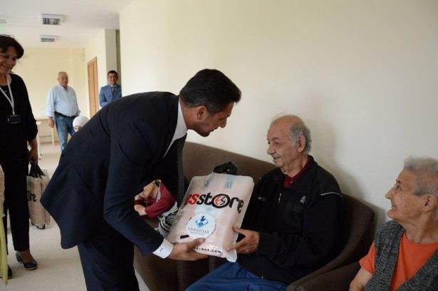 <p> BAŞKAN YÜZÜGÜLLÜ ALZHEİMER HASTALARINA BABALAR GÜNÜ VE MORAL ZİYARETİ YAPTI.</p>
