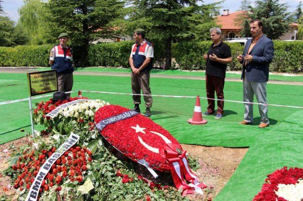 <p>ISPARTA'NIN ATABEY ILCESI'NE BAGLI ISLAMKOY'DE DUN TOPRAGA VERILEN 9'UNCU CUMHURBASKANI SULEYMAN DEMIREL'IN ANIT MEZARI, BUGUN ZIYARETCI AKININA UGRADI. TURKIYE'NIN DEGISIK BOLGELERINDEN DEMIREL'I ZIYARETE GELENLER ONUN ICIN HEM DUA ETTI, HEM DE BABALAR GUNU'NU KUTLADI.</p>

