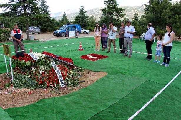 <p>ISPARTA'NIN ATABEY ILCESI'NE BAGLI ISLAMKOY'DE DUN TOPRAGA VERILEN 9'UNCU CUMHURBASKANI SULEYMAN DEMIREL'IN ANIT MEZARI, BUGUN ZIYARETCI AKININA UGRADI. TURKIYE'NIN DEGISIK BOLGELERINDEN DEMIREL'I ZIYARETE GELENLER ONUN ICIN HEM DUA ETTI, HEM DE BABALAR GUNU'NU KUTLADI.</p>
