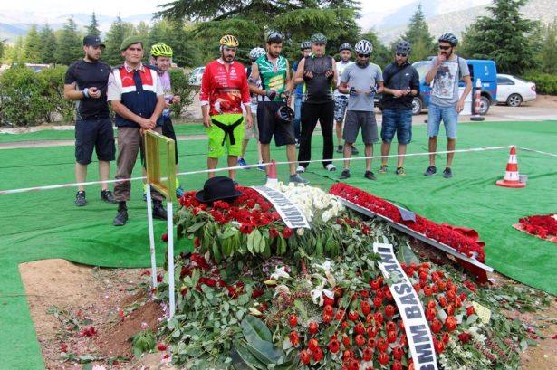 <p>ISPARTA'NIN ATABEY ILCESI'NE BAGLI ISLAMKOY'DE DUN TOPRAGA VERILEN 9'UNCU CUMHURBASKANI SULEYMAN DEMIREL'IN ANIT MEZARI, BUGUN ZIYARETCI AKININA UGRADI. TURKIYE'NIN DEGISIK BOLGELERINDEN DEMIREL'I ZIYARETE GELENLER ONUN ICIN HEM DUA ETTI, HEM DE BABALAR GUNU'NU KUTLADI.</p>
