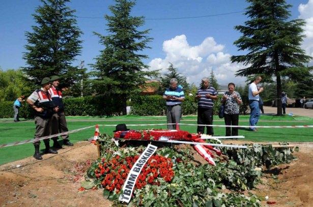 <p>ISPARTA'NIN ATABEY ILCESI'NE BAGLI ISLAMKOY'DE DUN TOPRAGA VERILEN 9'UNCU CUMHURBASKANI SULEYMAN DEMIREL'IN ANIT MEZARI, BUGUN ZIYARETCI AKININA UGRADI. TURKIYE'NIN DEGISIK BOLGELERINDEN DEMIREL'I ZIYARETE GELENLER ONUN ICIN HEM DUA ETTI, HEM DE BABALAR GUNU'NU KUTLADI. DEMIREL'IN MEZARINI ZIYARET EDENLER ARASINDA ESKI TURIZM BAKANI IBRAHIM GURDAL DA VARDI.</p>
