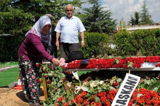 <p>ISPARTA'NIN ATABEY ILCESI'NE BAGLI ISLAMKOY'DE DUN TOPRAGA VERILEN 9'UNCU CUMHURBASKANI SULEYMAN DEMIREL'IN ANIT MEZARI, BUGUN ZIYARETCI AKININA UGRADI. TURKIYE'NIN DEGISIK BOLGELERINDEN DEMIREL'I ZIYARETE GELENLER ONUN ICIN HEM DUA ETTI, HEM DE BABALAR GUNU'NU KUTLADI. DEMIREL'IN MEZARINI ZIYARET EDENLER ARASINDA ESKI TURIZM BAKANI IBRAHIM GURDAL DA VARDI.</p>
