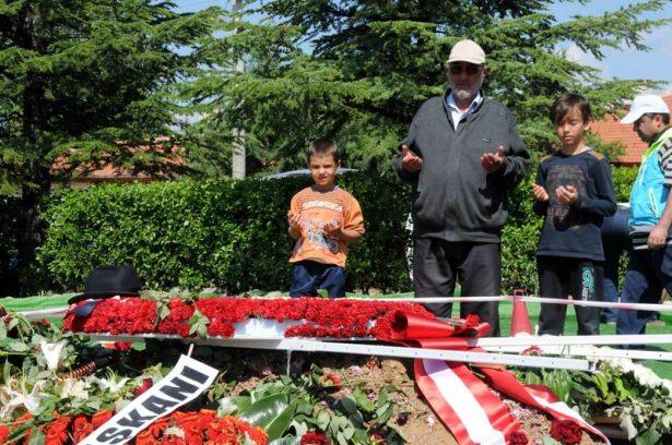 <p>ISPARTA'NIN ATABEY ILCESI'NE BAGLI ISLAMKOY'DE DUN TOPRAGA VERILEN 9'UNCU CUMHURBASKANI SULEYMAN DEMIREL'IN ANIT MEZARI, BUGUN ZIYARETCI AKININA UGRADI. TURKIYE'NIN DEGISIK BOLGELERINDEN DEMIREL'I ZIYARETE GELENLER ONUN ICIN HEM DUA ETTI, HEM DE BABALAR GUNU'NU KUTLADI. DEMIREL'IN MEZARINI ZIYARET EDENLER ARASINDA ESKI TURIZM BAKANI IBRAHIM GURDAL DA VARDI.</p>