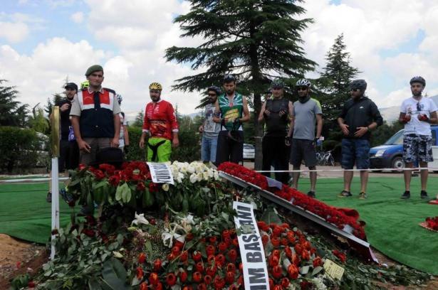 <p>ISPARTA'NIN ATABEY ILCESI'NE BAGLI ISLAMKOY'DE DUN TOPRAGA VERILEN 9'UNCU CUMHURBASKANI SULEYMAN DEMIREL'IN ANIT MEZARI, BUGUN ZIYARETCI AKININA UGRADI. TURKIYE'NIN DEGISIK BOLGELERINDEN DEMIREL'I ZIYARETE GELENLER ONUN ICIN HEM DUA ETTI, HEM DE BABALAR GUNU'NU KUTLADI. DEMIREL'IN MEZARINI ZIYARET EDENLER ARASINDA ESKI TURIZM BAKANI IBRAHIM GURDAL DA VARDI.</p>