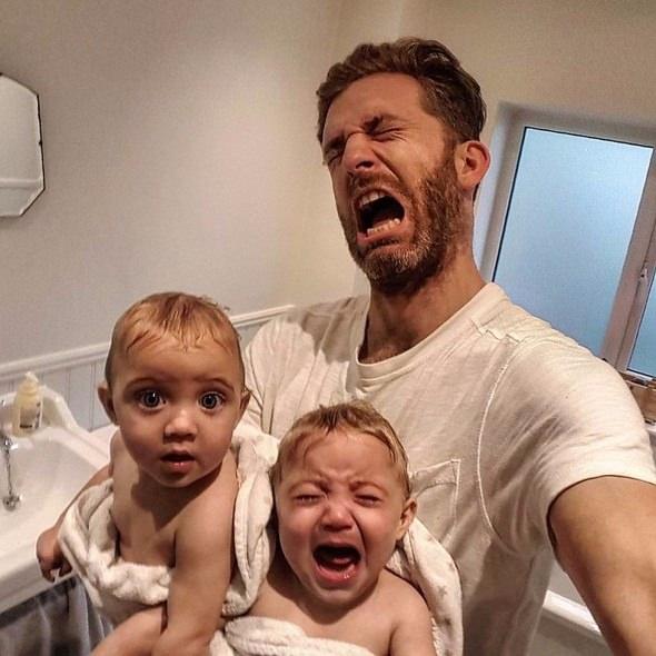 <p>Instagram’ın yeni fenomeni, 4 kız babası Simon Hooper. 190 binden fazla takipçisi olan genç adamın; 9 ve 6 yaşında iki kızı, 10 aylık da ikiz kızları var. ‘Aile olmak çok zor, bu nedenle işin eğlenceli yanını paylaşmak istedim’ diyen Hooper’ın ‘müthiş eğlenceli’ dünyası sosyal medya kullanıcılarını epey güldürüyor.</p>
