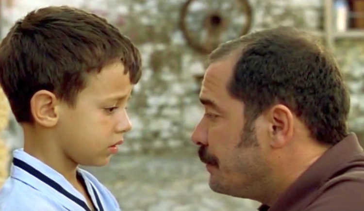 <p>Çağan Irmak'ın 2005 yılında vizyona giren "Babam ve Oğlum" filminde 'Deniz' rolüyle herkesin beğenisini kazandı. </p>
