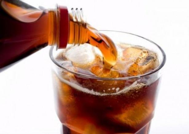 <p>Soda ise dişlere ve diş etlerine zarar vermekle kalmıyor aynı zamanda aşırı tüketildiği takdirde psikolojiyi olumsuz yönde etkiliyor. Araştırmalara göre kafeinli ve sodalı içecekler kişide akli dengesizliğe neden olabiliyor.</p>
